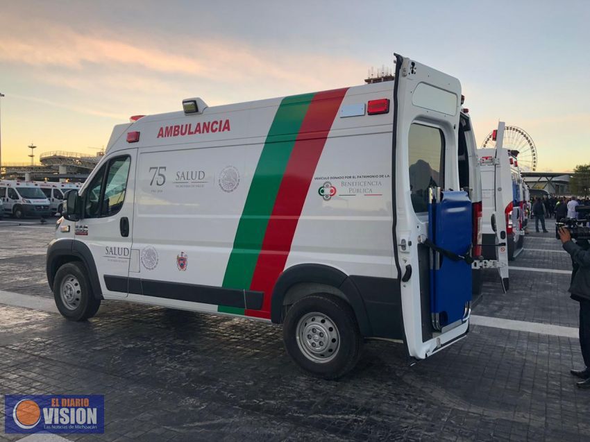 Recibe Michoacán tres ambulancias