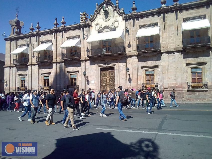 Normalistas se manifiestan en el primer cuadro de Morelia