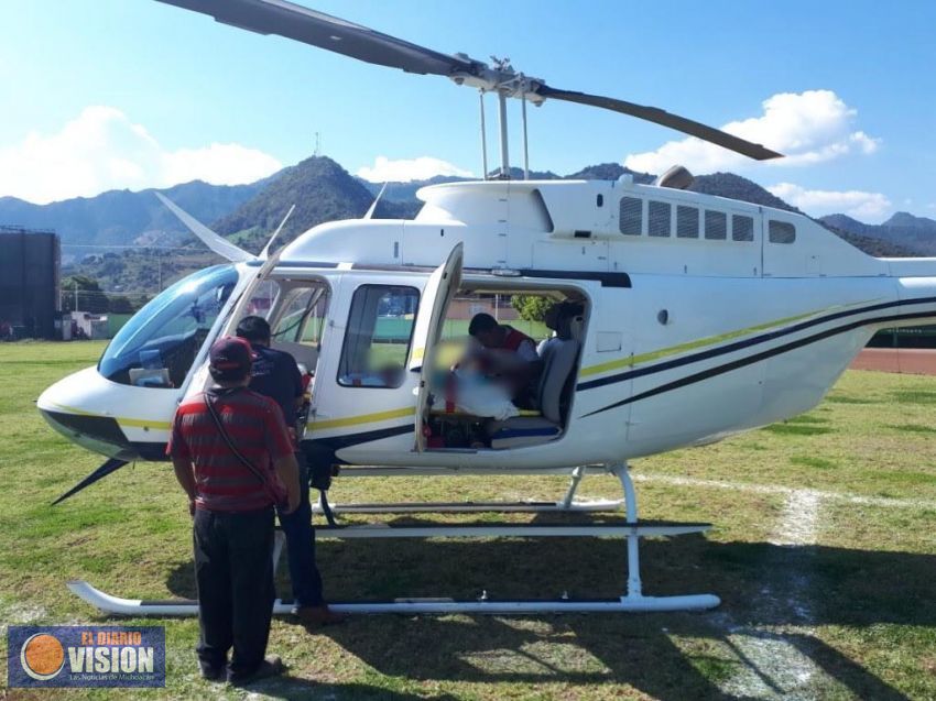 Trasladan en ambulancia aérea a mujer en Código Mater