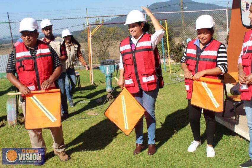 Araceli Saucedo arranca la construcción de un techumbre en Jardín de Niños, en Salvador Escalante 