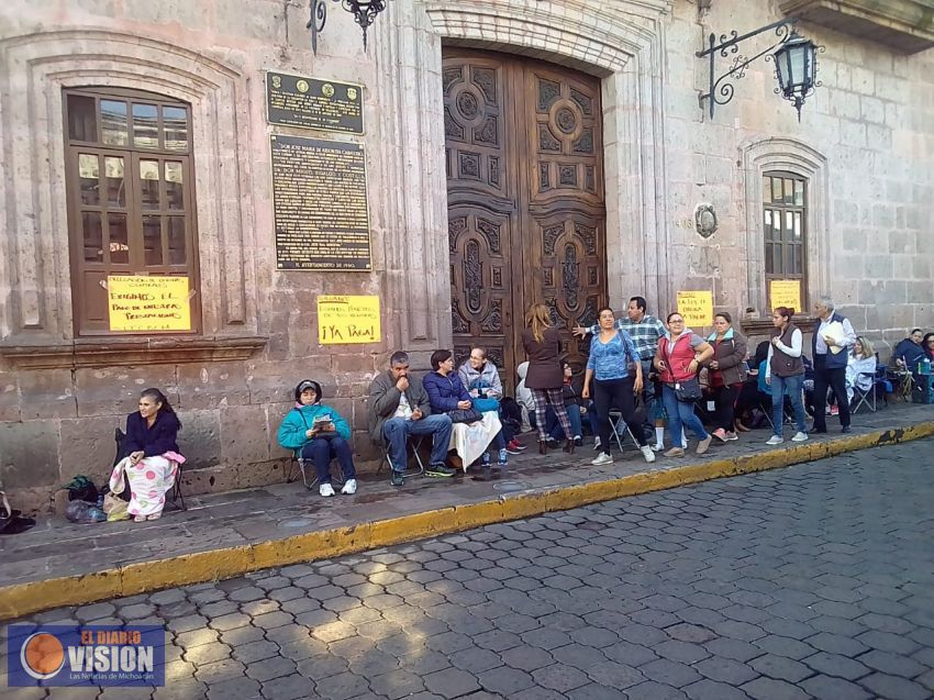 Trabajadores de Bachilleres realizan plantón en Palacio Municipal de Morelia