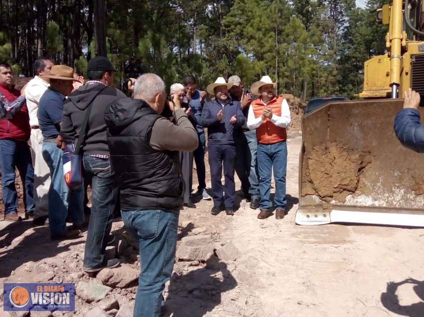 Pone en marcha Tony Martínez tercera etapa de construcción de carretera San Antonio Villalongín