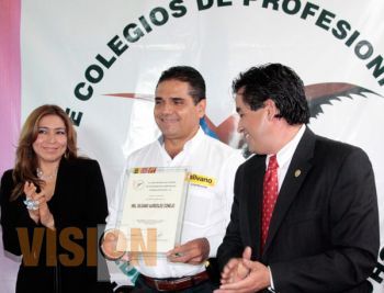 Gobierno moderno y eficiente ofrece Silvano Aureoles a profesionistas de Michoacán