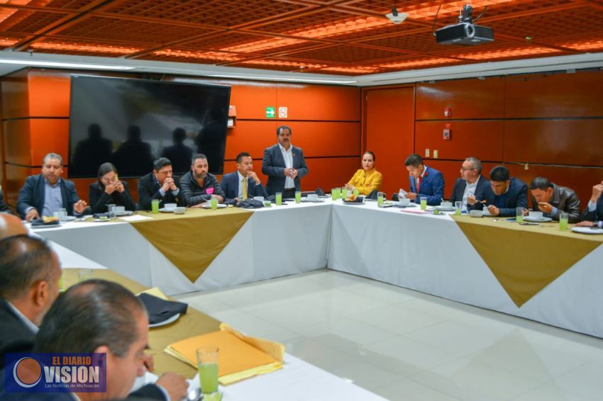 Se reúnen diputados federales del PRD con presidentes municipales michoacanos