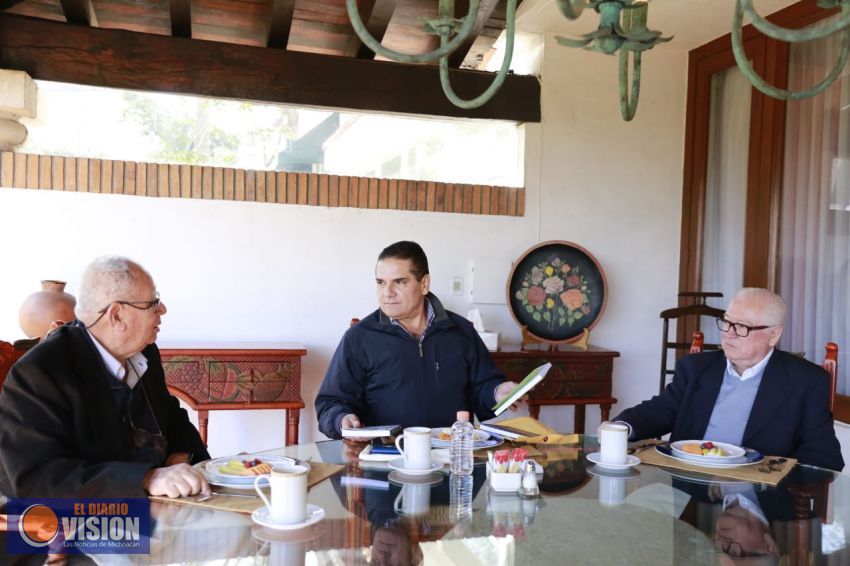 Dialoga Gobernador con ex mandatarios michoacanos