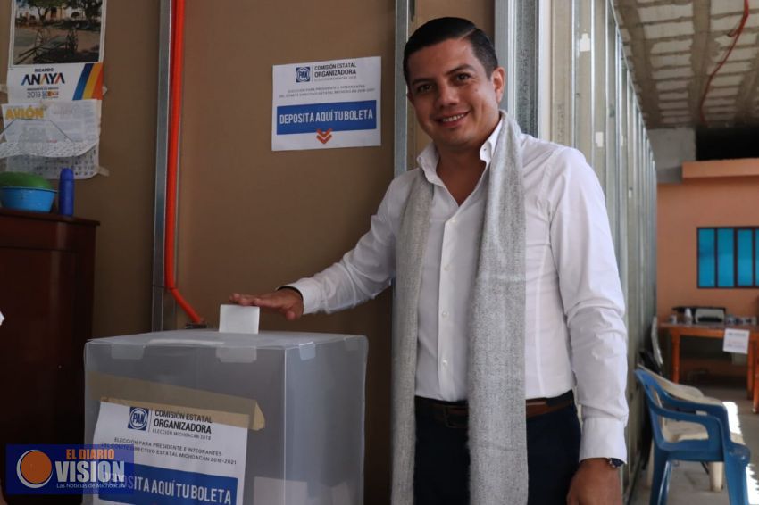 Acude Oscar Escobar a emitir su voto por la dirigencia estatal del PAN 