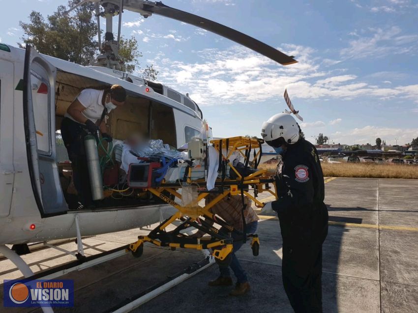 Trasladan en ambulancia aérea a niña de 7 años