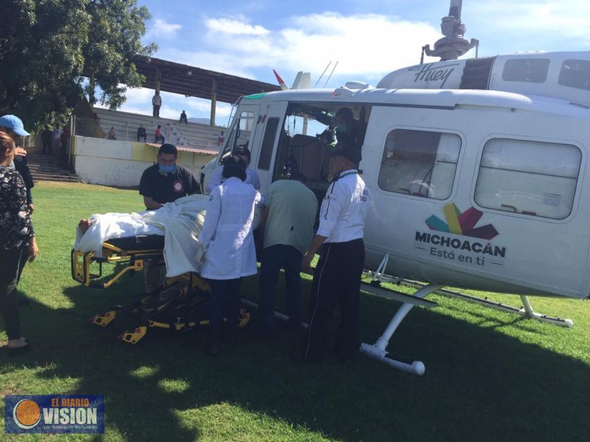 Trasladan en ambulancia aérea a mujer, de Huetamo a Morelia