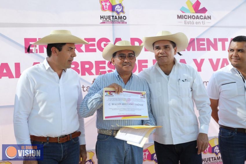 Entrega Silvano Aureoles apoyos para ganaderos en Huetamo