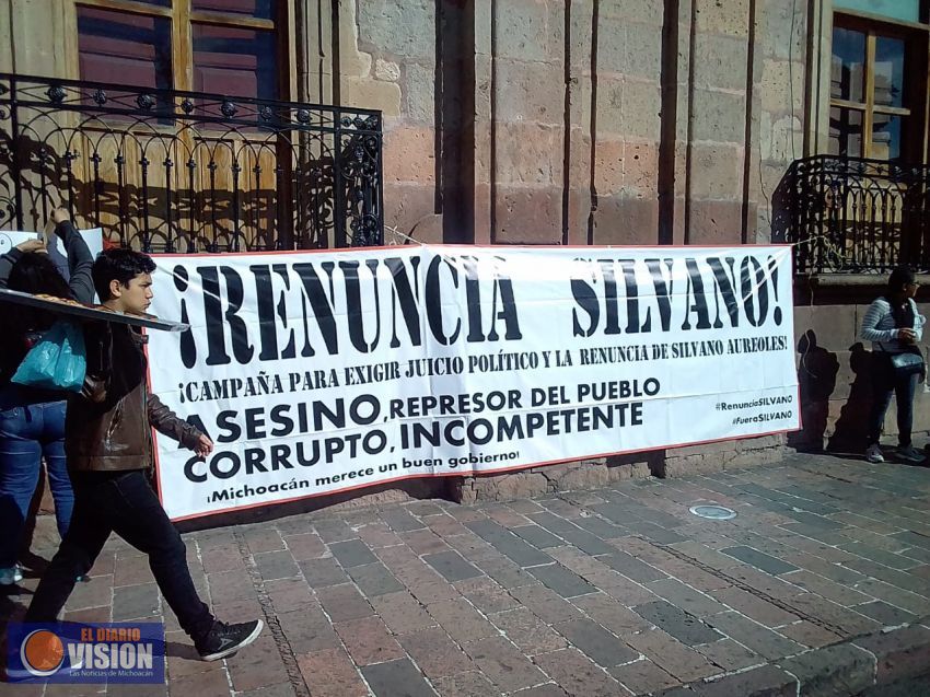 Maestros y ciudadanos civiles, se manifiestan en Palacio de Gobierno.