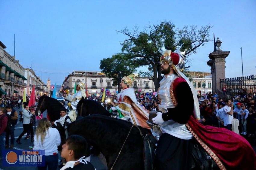 Llenos de ilusión, miles de niños y niñas vieron llegar a los Reyes Magos a Morelia