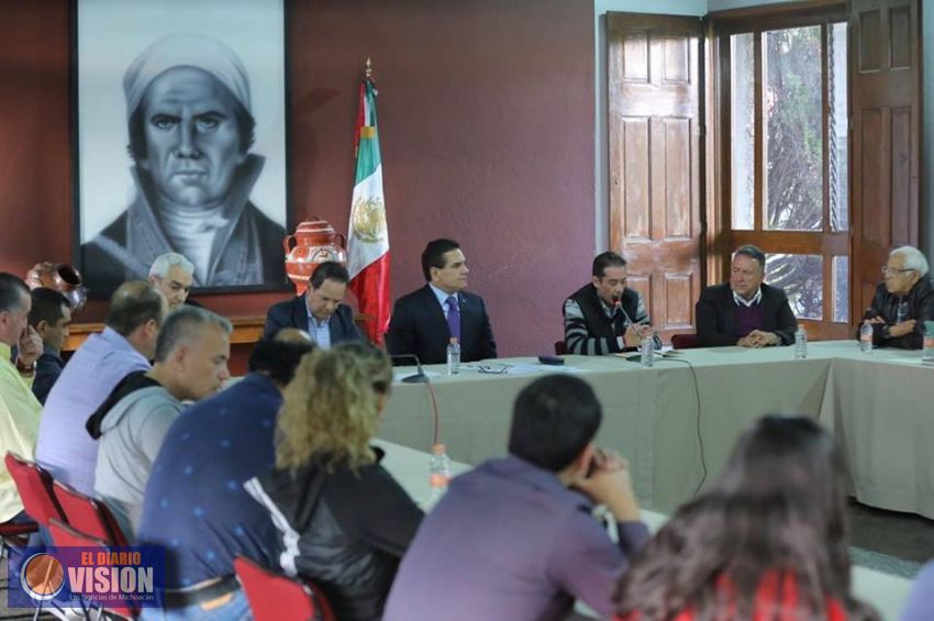 Acuerda Gobernador con gasolineros trabajo conjunto ante desbasto