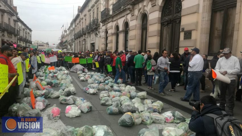 Recolectores de basura protestan en el Congreso de Michoacán