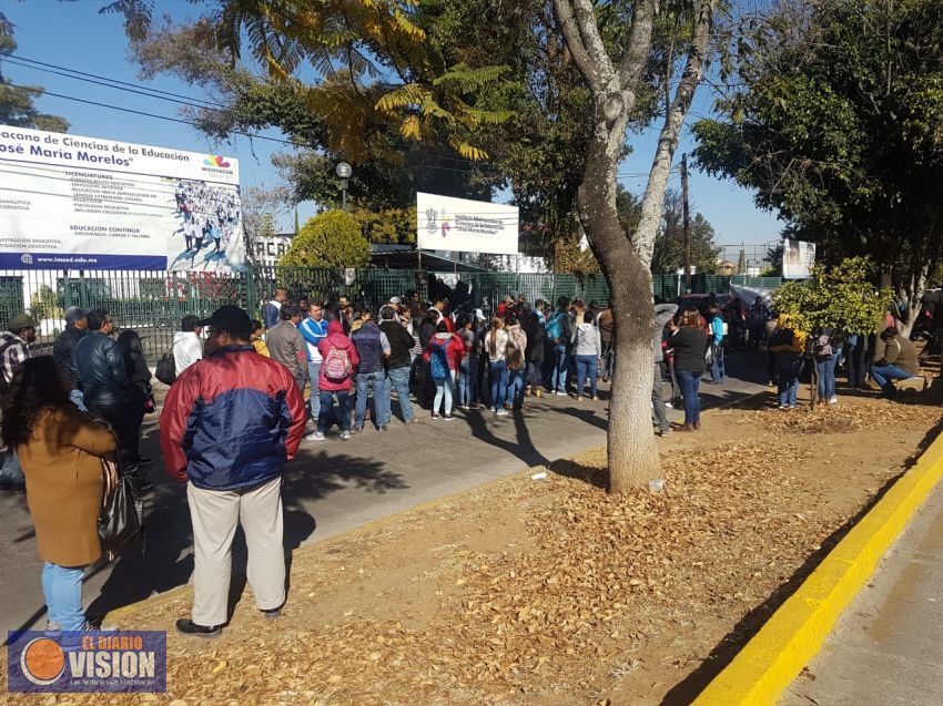 Ante la falta de pagos, trabajadores de telebachillerato bloquean lateral de Calzada Juarez