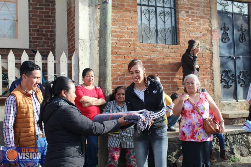 Araceli Saucedo entrega apoyos a la población del Distrito de Pátzcuaro