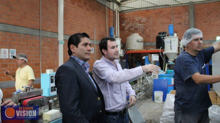 Exhorta Ernesto Núñez a industrias del plástico al uso de materiales amigables con el ambiente