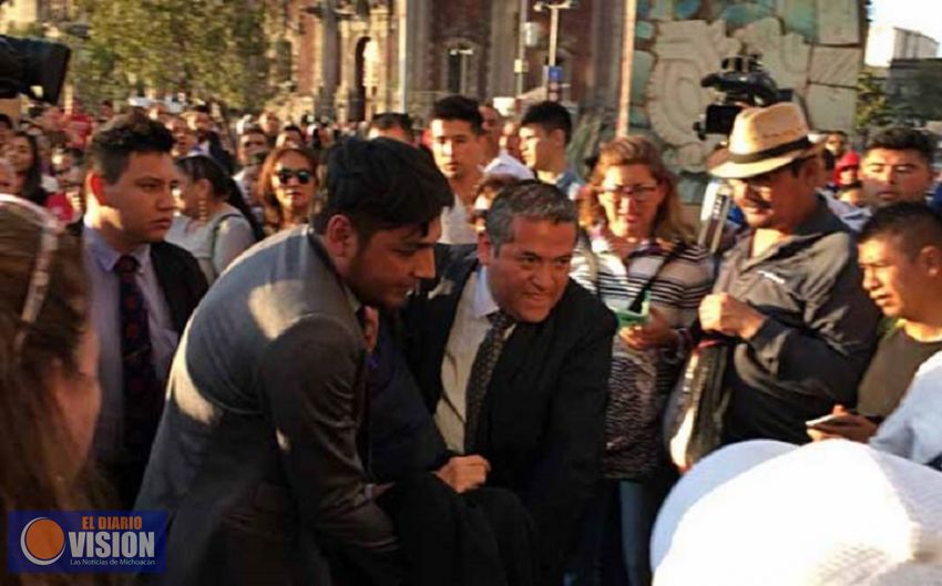 Porfirio Muñoz Ledo se desvanece frente a Palacio Nacional