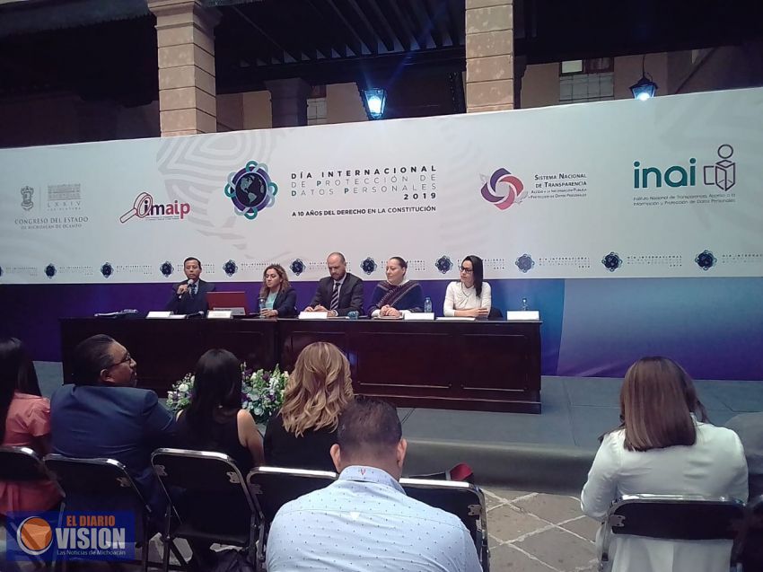 Presentan conferencia sobre Protección de Datos Personales en el Congreso de Michoacán