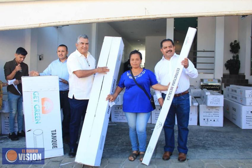 Lupillo Aguilera entrega cemento y apoyos  a la población del Distrito de Pátzcuaro
