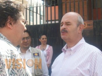 Fausto Vallejo arropado por exrectores de la UM