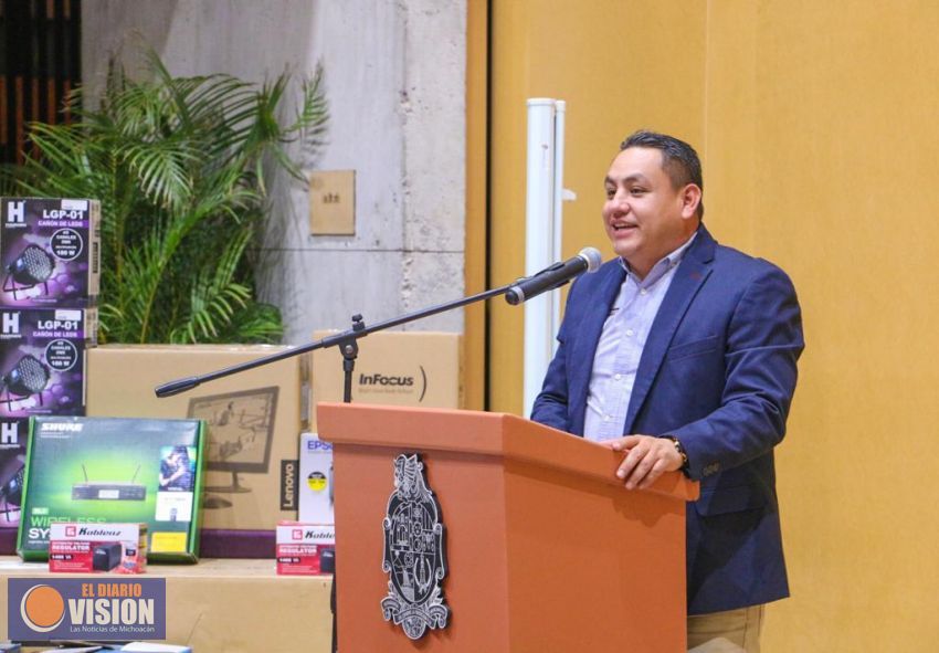 Víctor Manríquez entregó equipamiento de alta calidad al Centro Integral de Iniciación Artística 