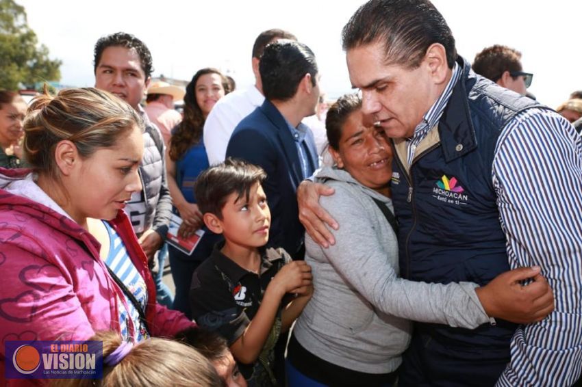 Dialoga Silvano Aureoles con miembros de la CNTE en Zitácuaro