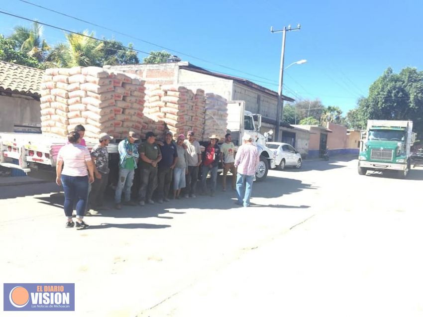 Lupillo Aguilera entrega cemento a familias de Nocupétaro