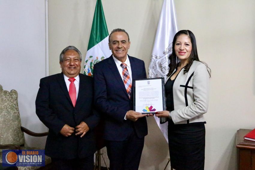 Entrega Pascual Sigala nombramiento a nueva titular de Compesca