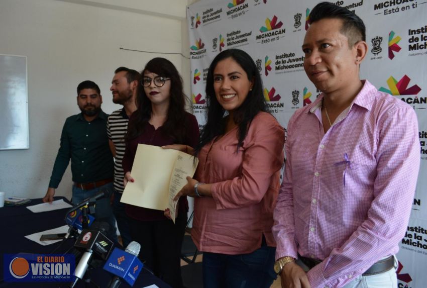 Entregan la primer carta de liberación de Servicio Social a una chica transgénero 