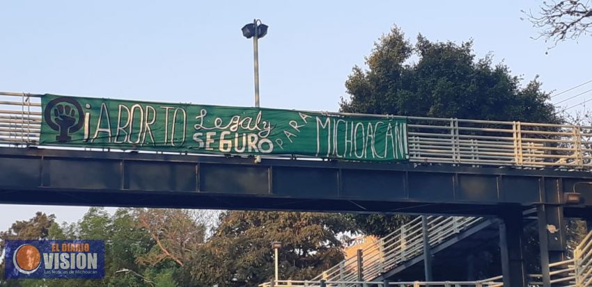 Mujeres colocan manta sobre Avenida Camelinas para exigir legalización del aborto en todo el país