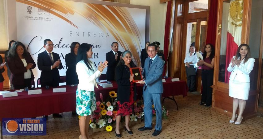 Condecora Congreso del Estado a la feminista Rubí de María Gómez Campos