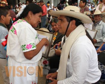 Acompaña Silvano Aureoles a los artesanos en su día