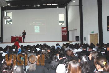 IJUM imparte conferencia sobre embarazos adolescentes