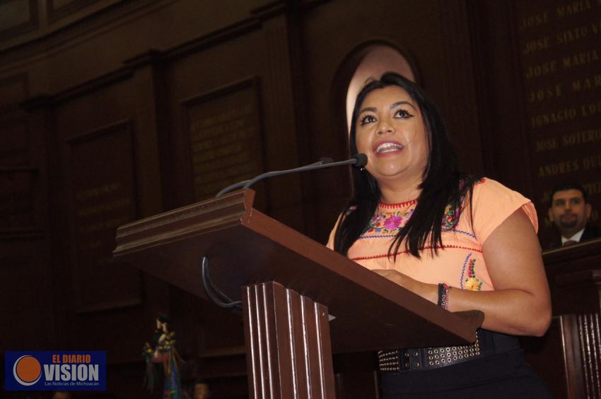 Presenta Brenda Fraga exhortó para que autoridades apoyen a artesanos michoacanos