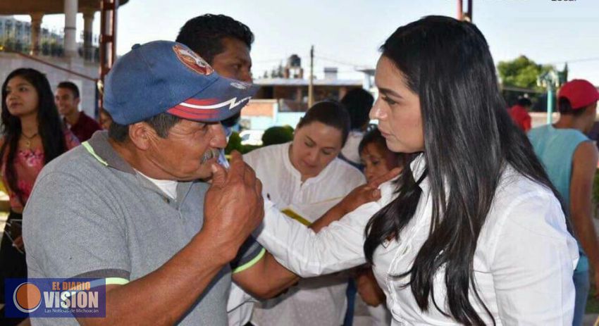 Araceli Saucedo entrega apoyos a la población del Distrito de Pátzcuaro