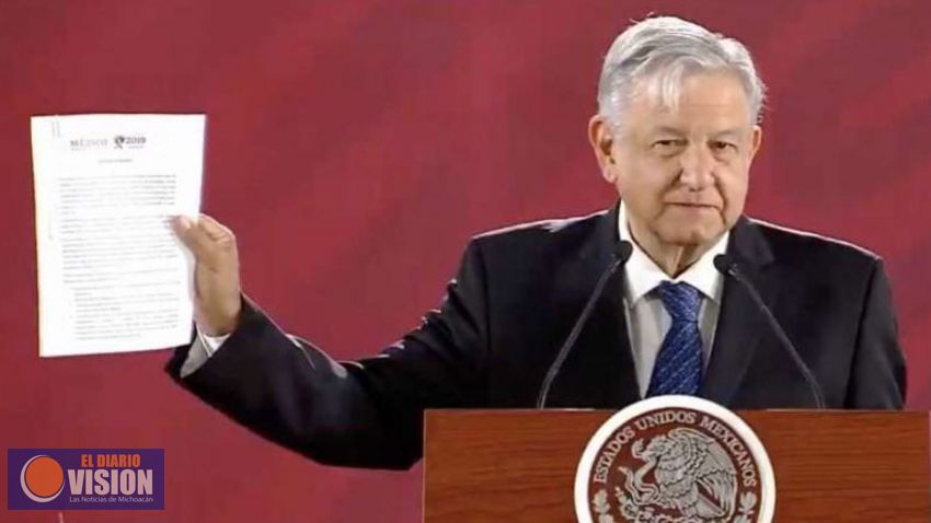 Ya cumplí: AMLO firma carta compromiso de no reelección