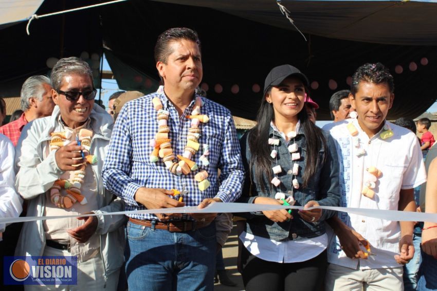 Araceli Saucedo inaugura primera etapa de la red carretera Cuanajo-El Refugio