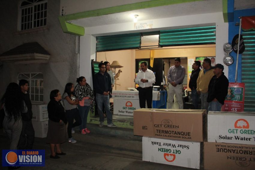 Entrega Lupillo Aguilera calentadores solares en Tingambato
