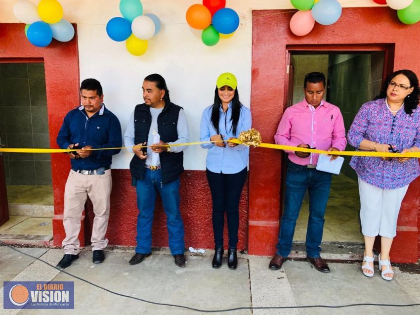 Inaugura Araceli Saucedo de remodelación de sanitarios en tenencia Opopeo, en Salvador Escalante