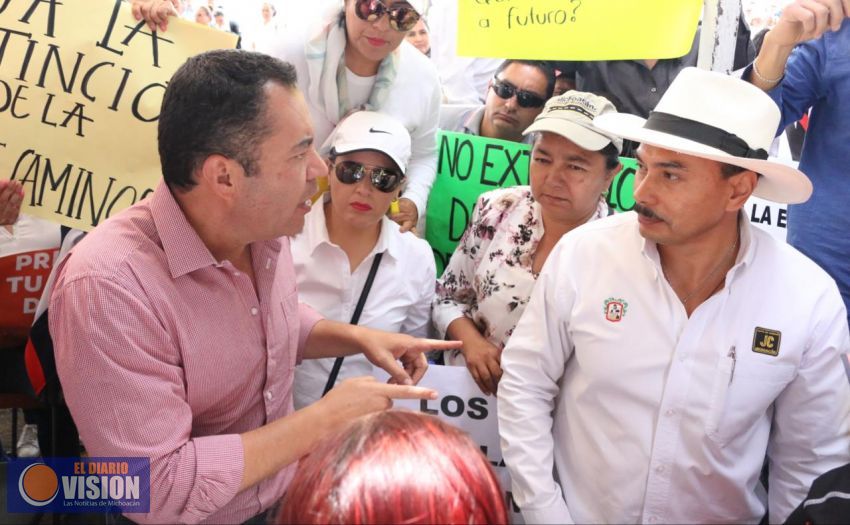 Atiende Carlos Herrera a trabajadores de la Junta Local de Caminos