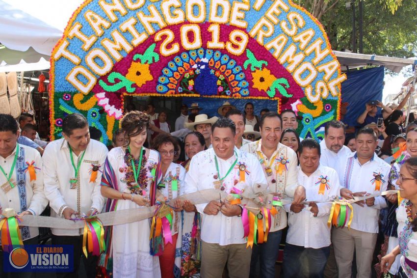 Inaugura Carlos Herrera el Tianguis Artesanal más grande de América, en Uruapan