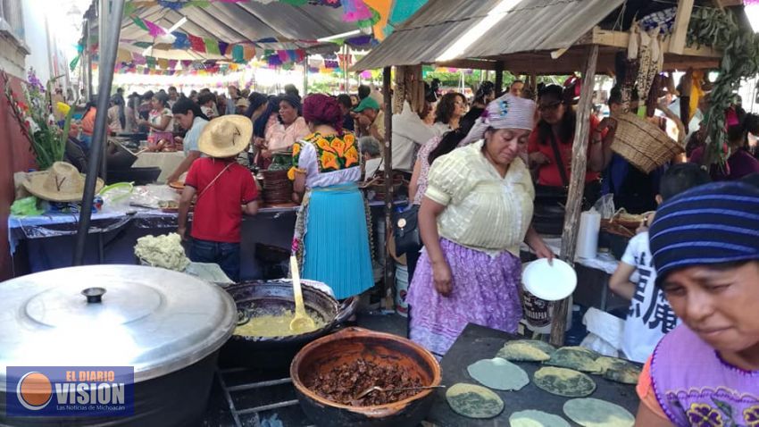 Con éxito arrancó 36ª Muestra de Comida Tradicional Purhépecha