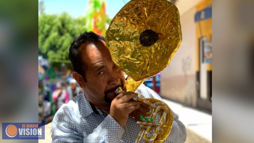 Artesano realiza instrumento para inculcar a niños el amor por la música