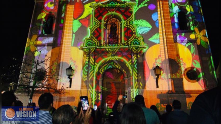Cientos de uruapenses y turistas disfrutaron del espectáculo de “Mapping”