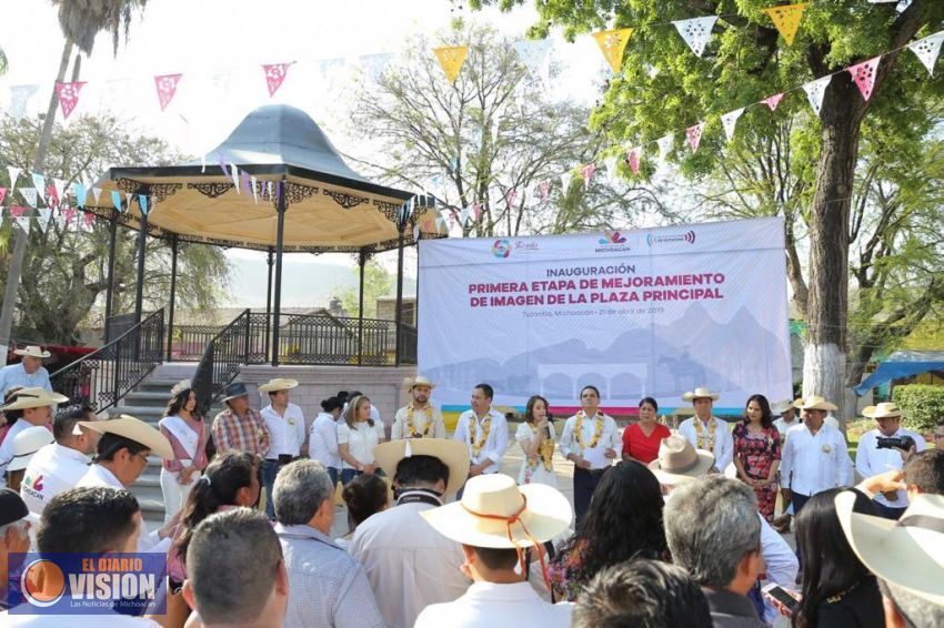 Entrega Gobernador obra de rehabilitación de plaza principal de Tuzantla 