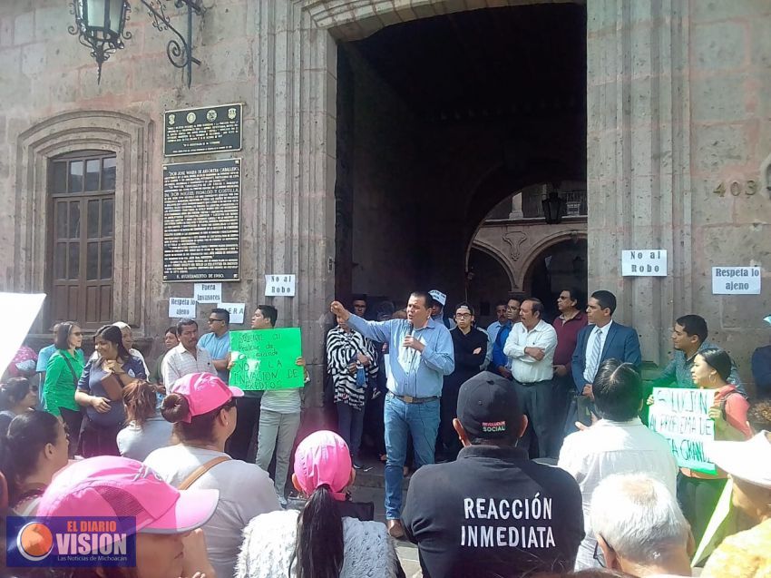 Por invasión de paracaidistas, ciudadanos se manifiestan en el Ayuntamiento de Morelia