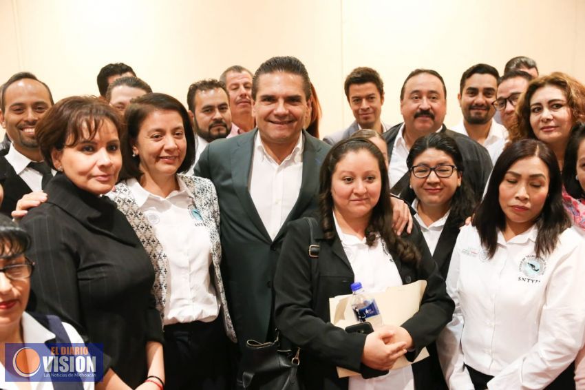 Beneficia Gobernador a 400 familias con dignificación laboral en los servicios de salud