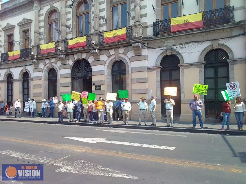 Trabajadores se mantienen firmes para evitar la extinción de la Junta de Caminos.