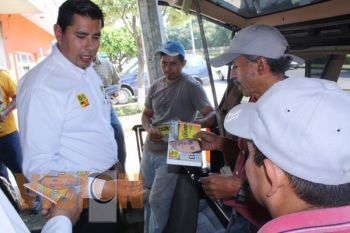 Ramsés Sandoval establece contacto con los pobladores de Uruapan Sur
