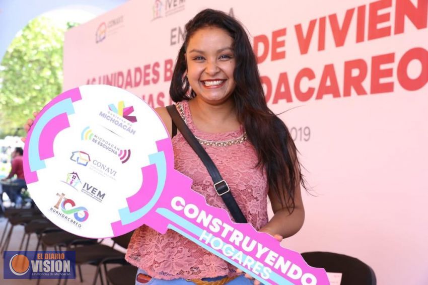 Entrega Gobernador 46 casas de manera simbólica a familias de Huandacareo 